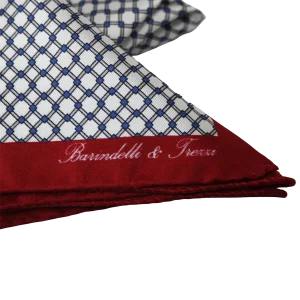 Dettaglio pochette da taschino in seta twill con fantasia geometrica bianca e bordeaux