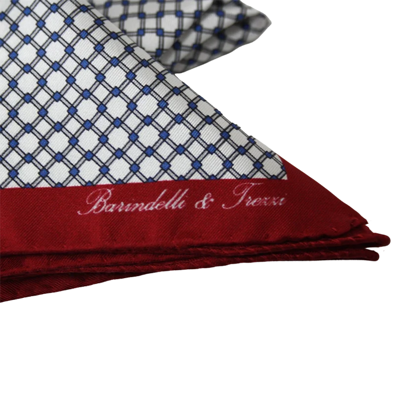Dettaglio pochette da taschino in seta twill con fantasia geometrica bianca e bordeaux