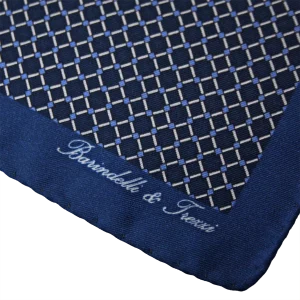 Dettaglio fantasia geometrica su pochette da taschino in seta twill blu navy e azzurra