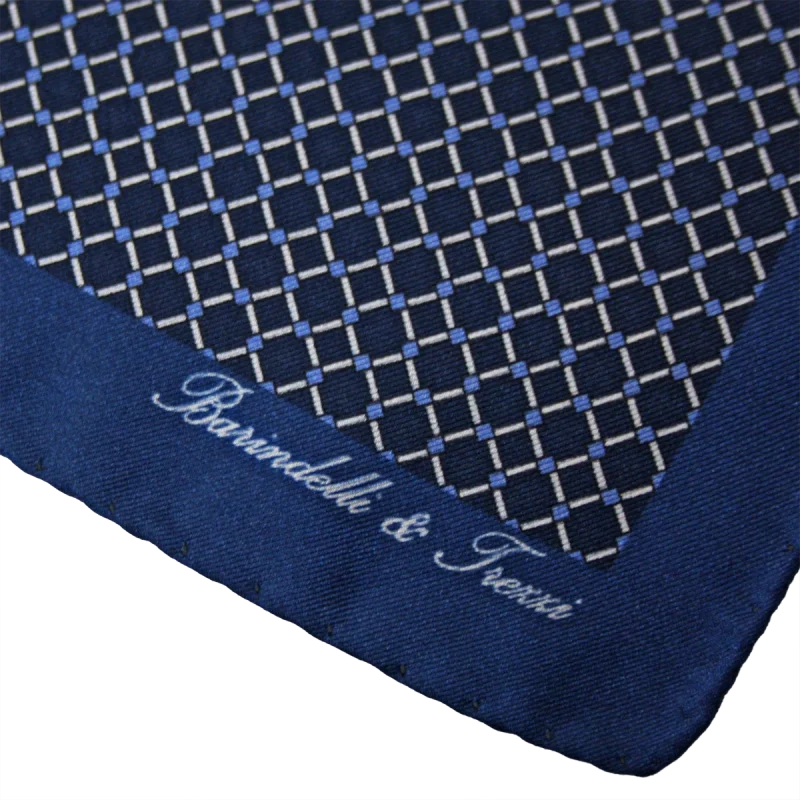 Dettaglio fantasia geometrica su pochette da taschino in seta twill blu navy e azzurra
