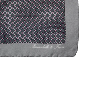 Dettaglio pochette da taschino in seta twill con fantasia geometrica grigia e rosa