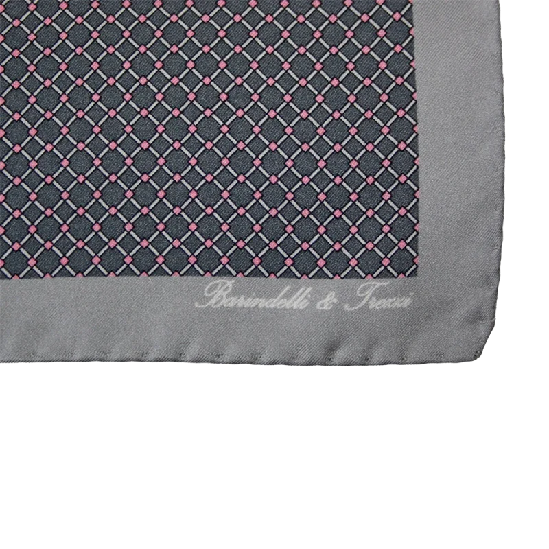 Dettaglio pochette da taschino in seta twill con fantasia geometrica grigia e rosa