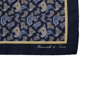 Dettaglio fantasia paisley su pochette da taschino in seta twill blu navy e beige