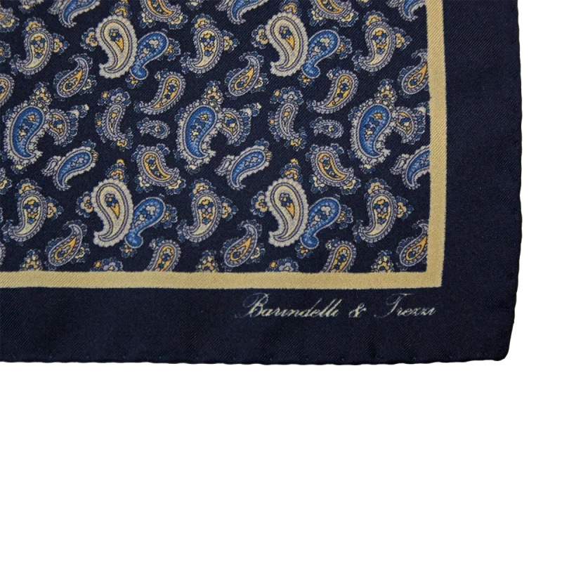Dettaglio fantasia paisley su pochette da taschino in seta twill blu navy e beige