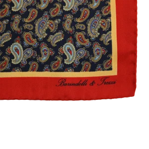 Dettaglio fantasia paisley su pochette da taschino in seta twill blu navy e rossa