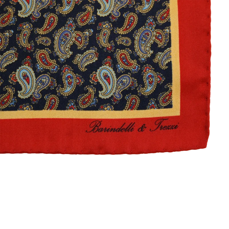 Dettaglio fantasia paisley su pochette da taschino in seta twill blu navy e rossa