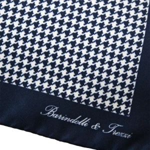 Dettaglio fantasia pied de poule su pochette da taschino in seta blu navy e bianca