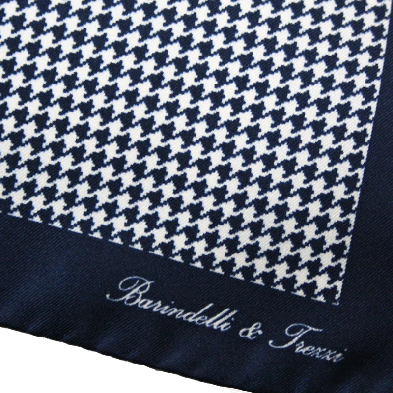 Dettaglio fantasia pied de poule su pochette da taschino in seta blu navy e bianca