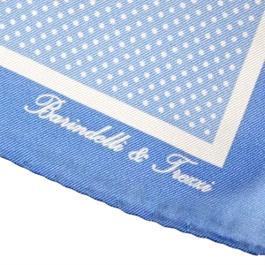 Dettaglio fantasia pois su pochette da taschino in seta twill azzurra e bianca