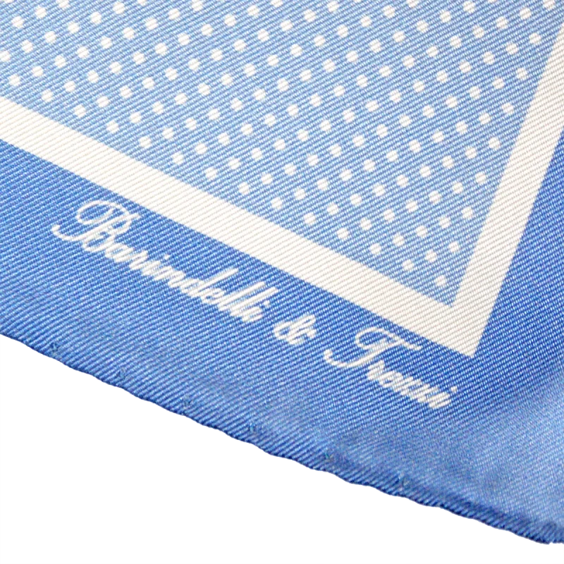 Dettaglio fantasia pois su pochette da taschino in seta twill azzurra e bianca