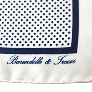 Dettaglio fantasia pois su pochette da taschino in seta twill bianca e blu navy