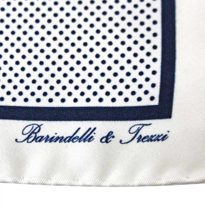 Dettaglio fantasia pois su pochette da taschino in seta twill bianca e blu navy