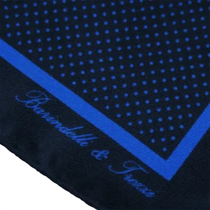 Dettaglio fantasia pois su pochette da taschino in seta twill blu navy e azzurra