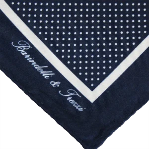 Dettaglio fantasia pois su pochette da taschino in seta twill blu navy e bianca