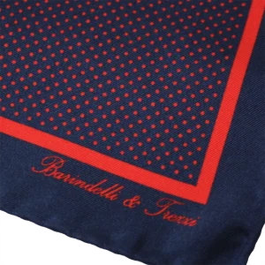 Dettaglio fantasia pois su pochette da taschino in seta twill blu navy e rossa