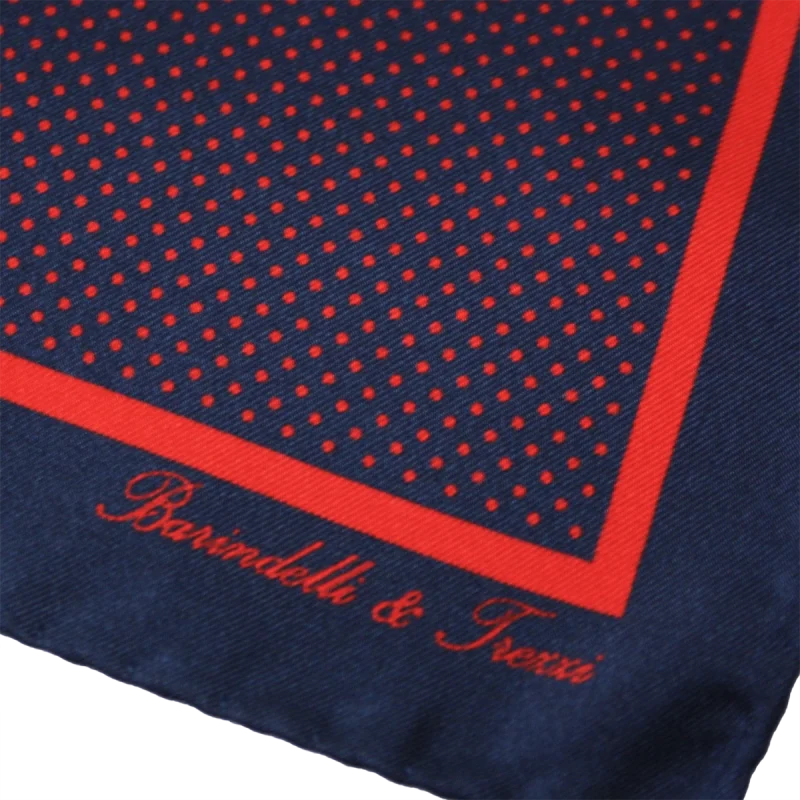 Dettaglio fantasia pois su pochette da taschino in seta twill blu navy e rossa
