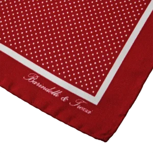 Dettaglio fantasia pois su pochette da taschino in seta twill rossa e bianca