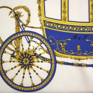 particolare della ruota decorata della carrozza su foulard in seta avorio
