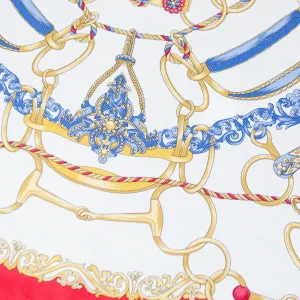 Dettaglio ravvicinato della fantasia a catene su foulard in seta con bordo rosso