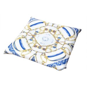 Foulard piccolo in seta piegato con stampa catene, fondo chiaro e bordo blu acceso