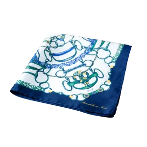 Foulard piccolo in seta piegato con stampa catene e finimenti, bordo blu scuro