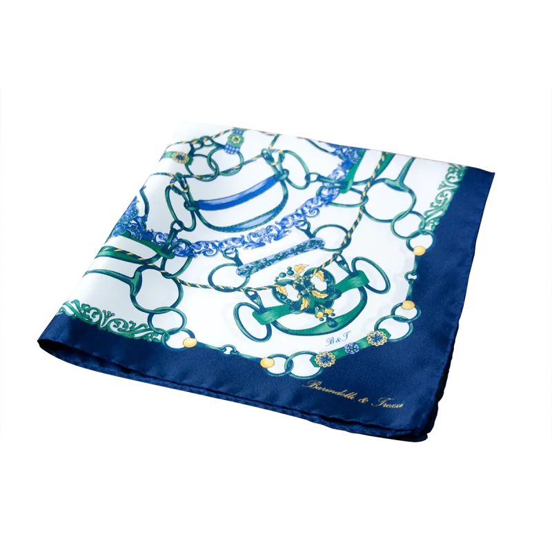 Foulard piccolo in seta piegato con stampa catene e finimenti, bordo blu scuro