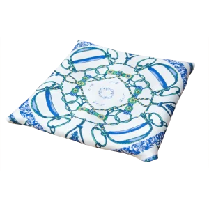Foulard piccolo in seta piegato con fantasia catene, fondo chiaro e bordo blu acceso