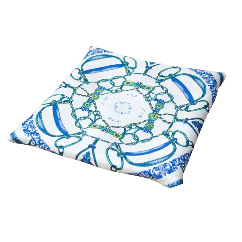Foulard piccolo in seta piegato con fantasia catene, fondo chiaro e bordo blu acceso