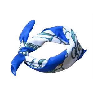 Piccolo foulard da collo in seta annodato con bordo blu acceso e interno bianco verde