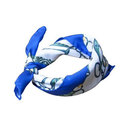Piccolo foulard da collo in seta annodato con bordo blu acceso e interno bianco verde