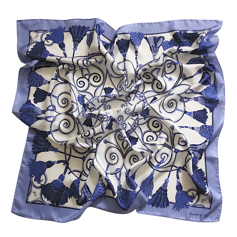 foulard 90x90 in seta con corde e nappine blu e bordo azzurro polvere