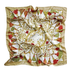 foulard 90x90 in seta con corde e nappine rosse e verdi e bordo beige dorato