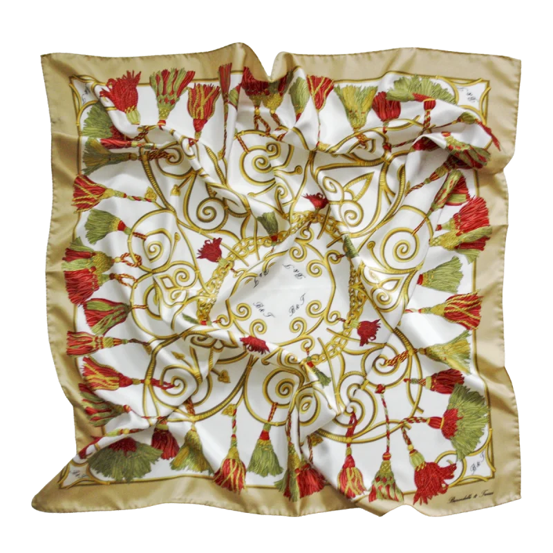 foulard 90x90 in seta con corde e nappine rosse e verdi e bordo beige dorato