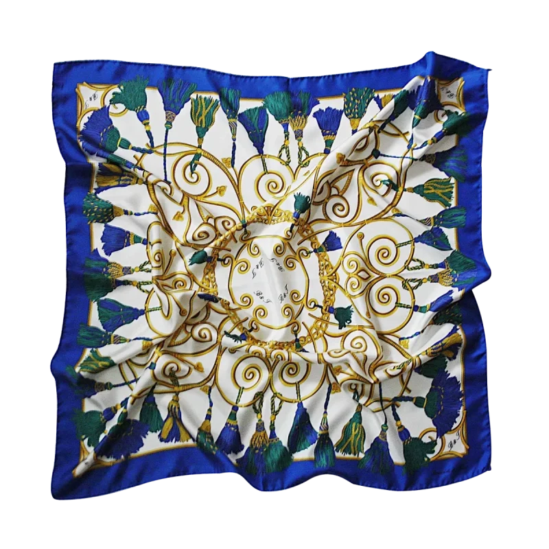 foulard 90x90 in seta bianca con nappine blu e verdi e bordo blu