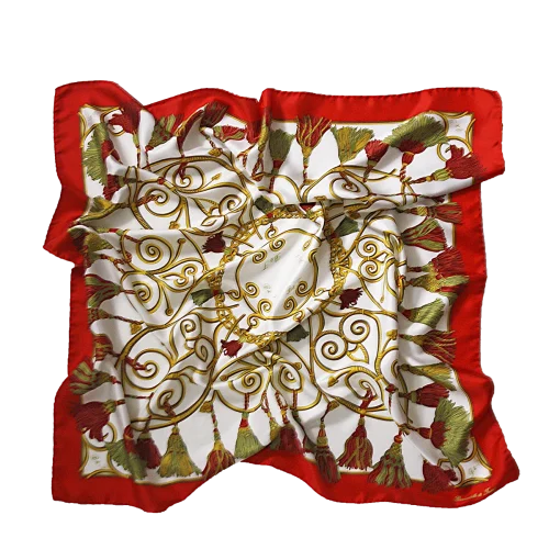 foulard 90x90 in seta con corde e nappine rosse e verdi e bordo rosso vivo