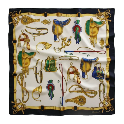 foulard quadrato in seta avorio con bordo blu navy e fantasia di selle, briglie e accessori equestri dorati