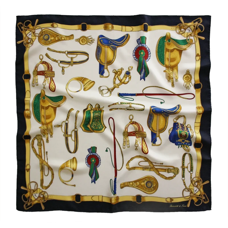 Foulard in Seta Equitazione Classica Avorio e Blu Navy FH01 foulard quadrato in seta avorio con bordo blu navy e fantasia di selle, briglie e accessori equestri dorati