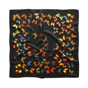 foulard in seta con farfalle multicolore su fondo nero