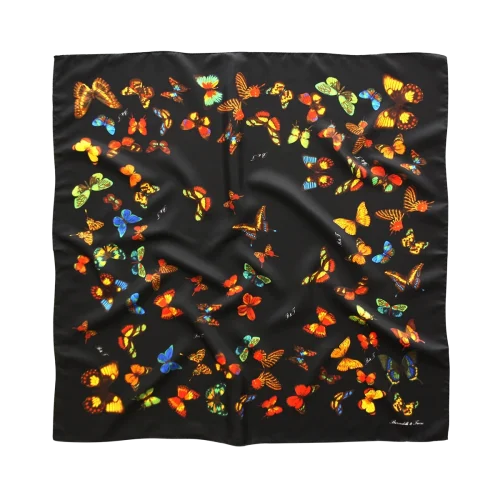 foulard in seta con farfalle multicolore su fondo nero