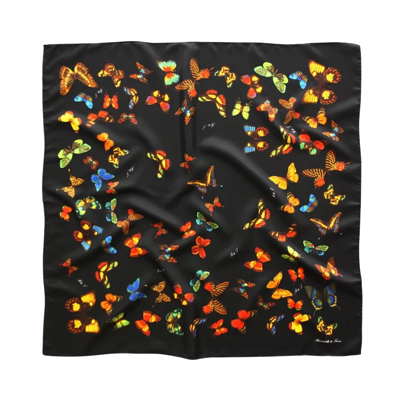 foulard in seta con farfalle multicolore su fondo nero