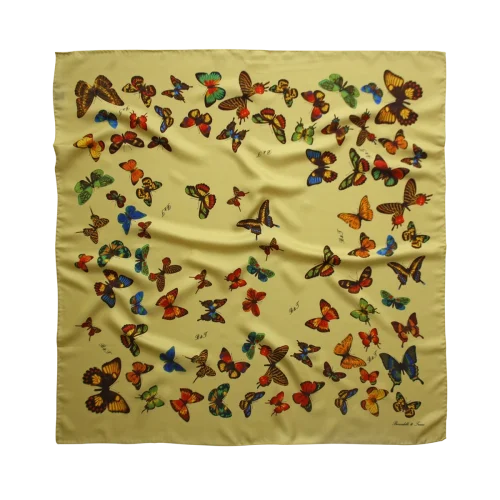 foulard in seta con farfalle multicolore su fondo oro