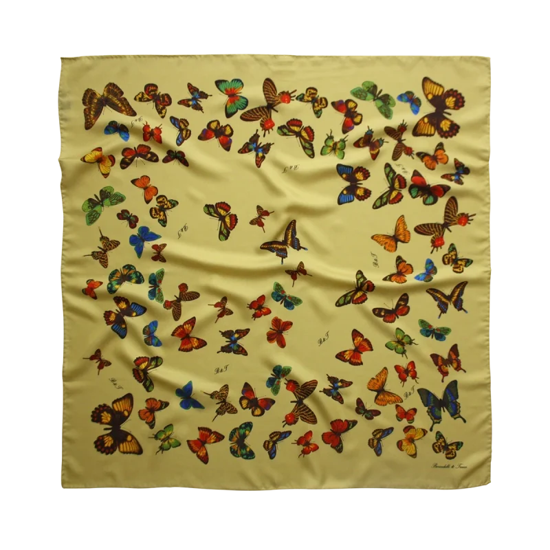 foulard in seta con farfalle multicolore su fondo oro