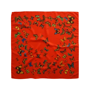 foulard in seta con farfalle multicolore su fondo rosso vivo