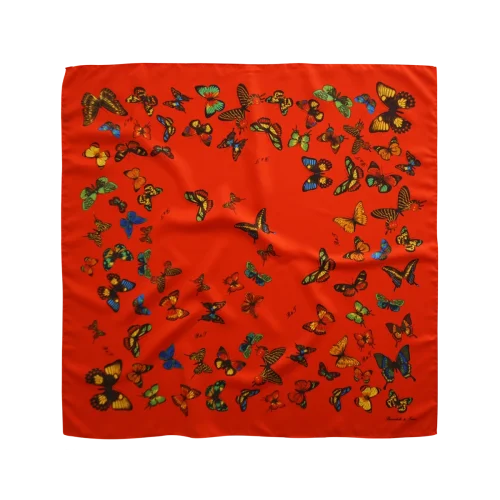 foulard in seta con farfalle multicolore su fondo rosso vivo