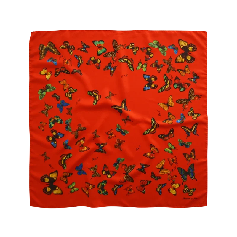 foulard in seta con farfalle multicolore su fondo rosso vivo