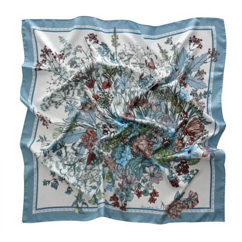 foulard 90x90 in seta con fiori botanici e bordo azzurro polvere