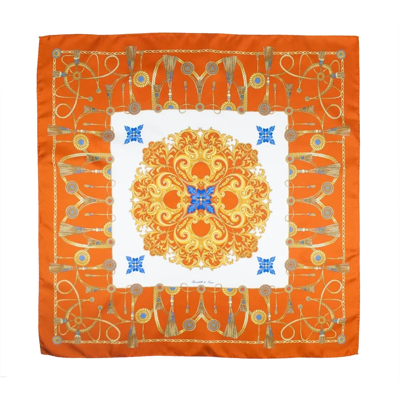 foulard in seta arancio con motivi nautici dorati e dettagli azzurri steso aperto