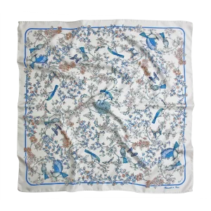 foulard 90x90 in seta con uccelli blu, farfalle e rami fioriti su fondo chiaro