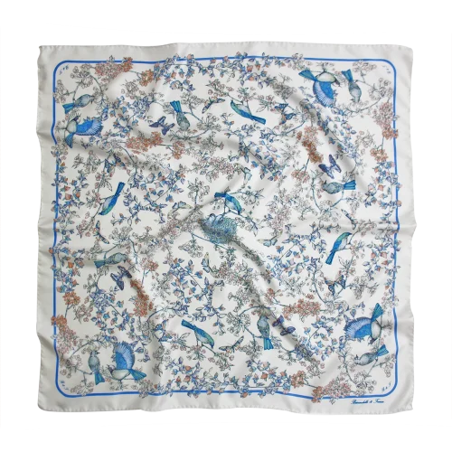 foulard 90x90 in seta con uccelli blu, farfalle e rami fioriti su fondo chiaro