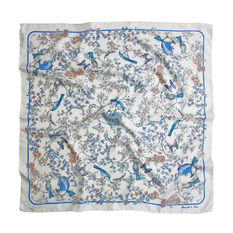 foulard 90x90 in seta con uccelli blu, farfalle e rami fioriti su fondo chiaro